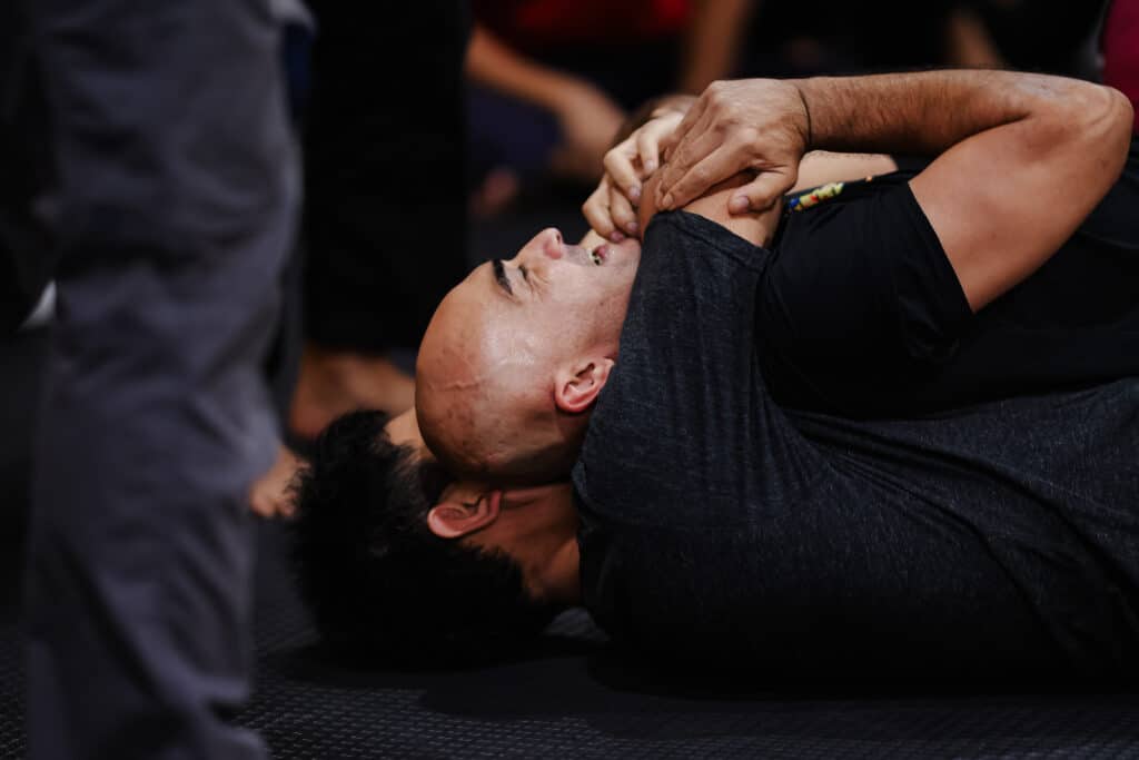 จับล็อคระยะประชิด Close Quarter Combat