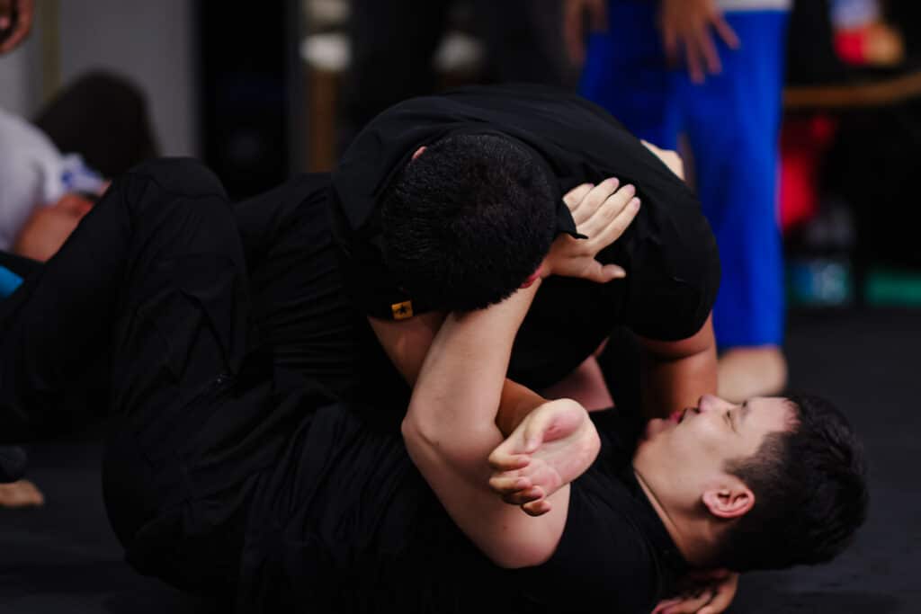 จับล็อคระยะประชิด Close Quarter Combat