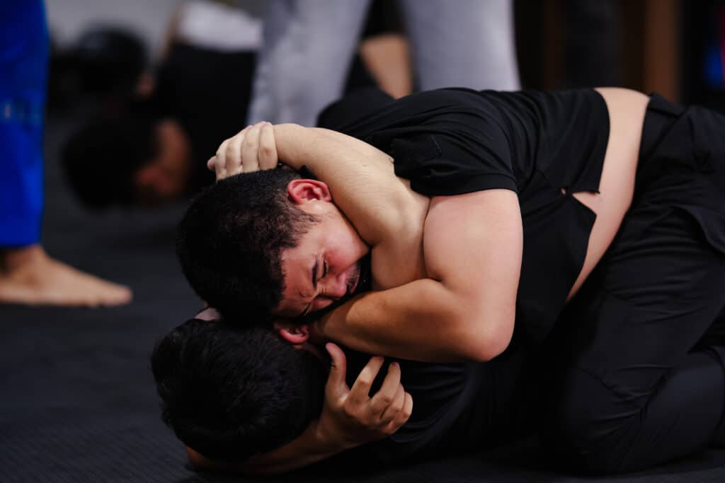 จับล็อคระยะประชิด Close Quarter Combat