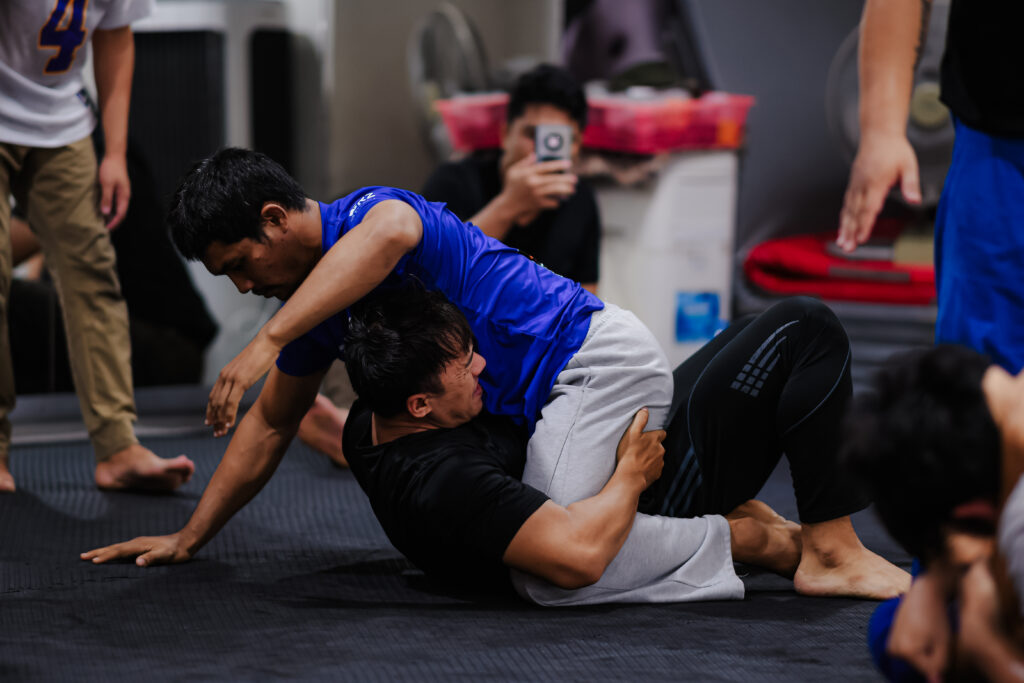 การตอบโต้ หมัด เข่า ศอก