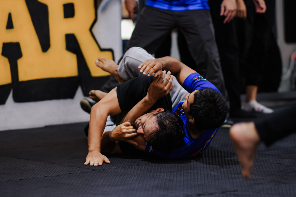 การตอบโต้ หมัด เข่า ศอก