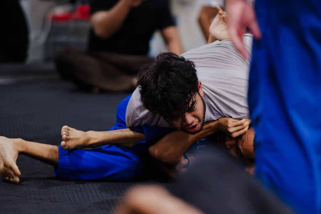 การตอบโต้ หมัด เข่า ศอก