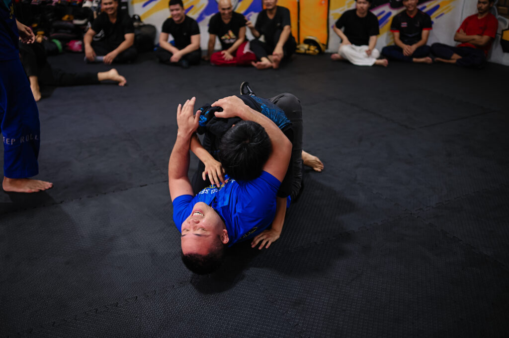 ยืนคุมสถานการณ์