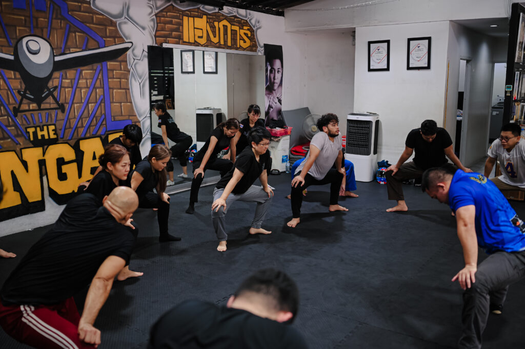 ยืนคุมสถานการณ์