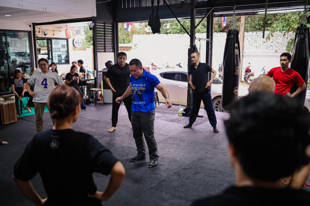 ยืนคุมสถานการณ์