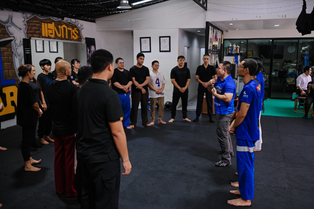 ยืนคุมสถานการณ์